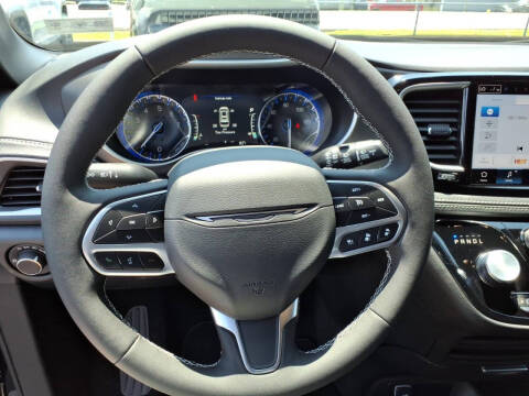 2027 Chrysler Pacifica Select