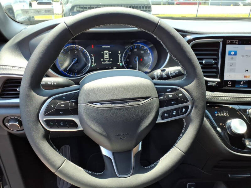 2027 Chrysler Pacifica Select