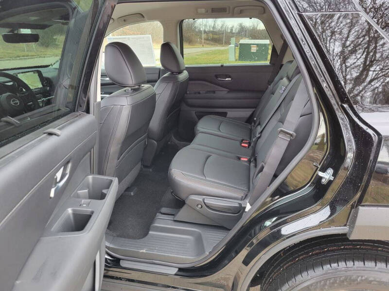 2025 Nissan Pathfinder SL