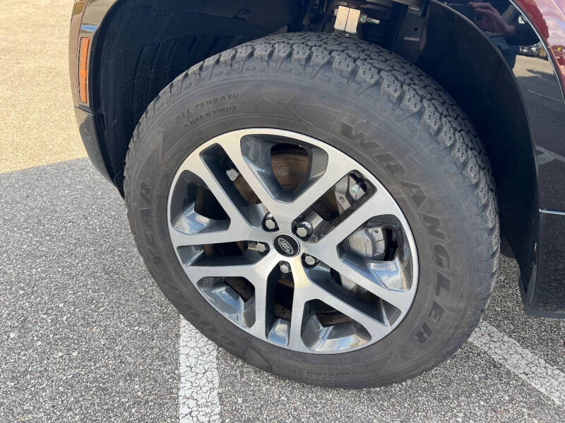 2023 Land Rover Defender 130 SE