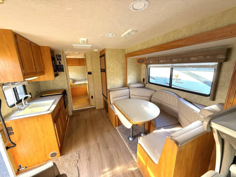 2008 Winnebago Access 26’ With Slide Low Mile