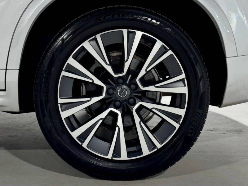 2020 Volvo XC90 T6 Momentum 6-Passenger