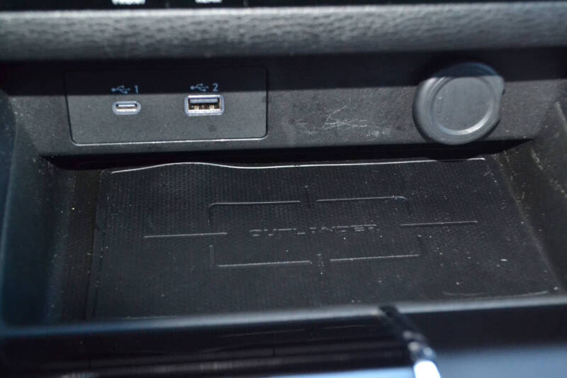 2023 Mitsubishi Outlander SE