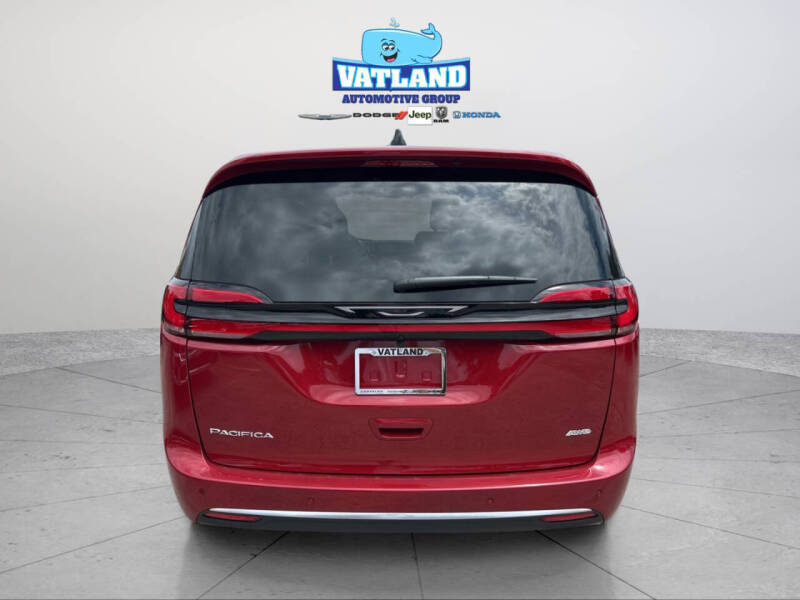 2027 Chrysler Pacifica Select