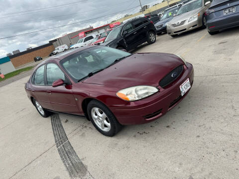 2004 Ford Taurus for sale at United Motors in Saint Cloud MN