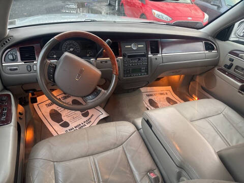 2005 Lincoln Town Car Signature Limited