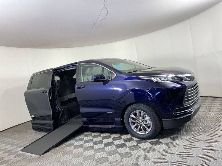 2021 Toyota Sienna LE 8-Passenger