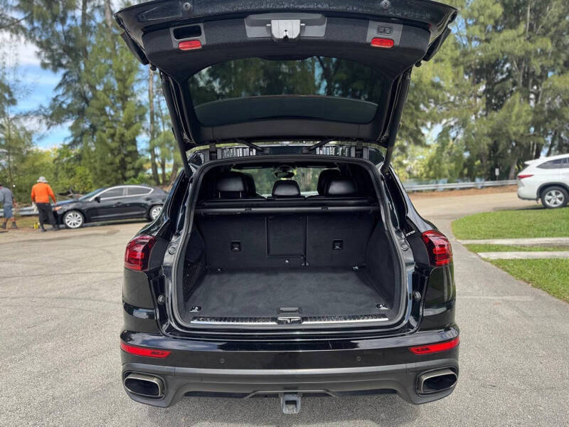 2017 Porsche Cayenne Platinum Edition