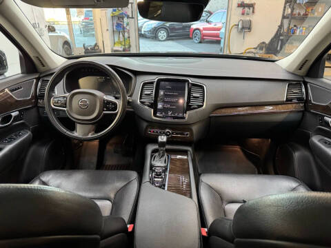 2016 Volvo XC90 T6 Momentum