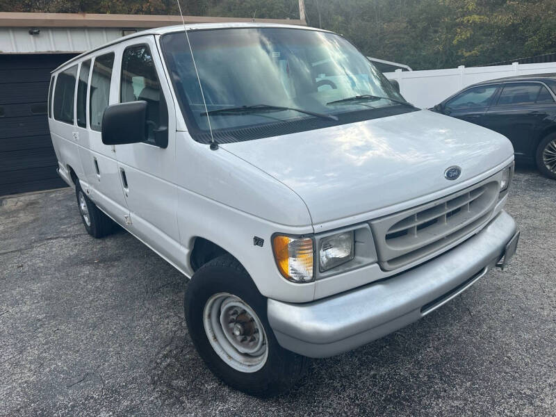 1999 Ford Econoline Wagon XL photo 2