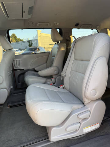 2015 Toyota Sienna XLE 7-Passenger Auto Access Seat