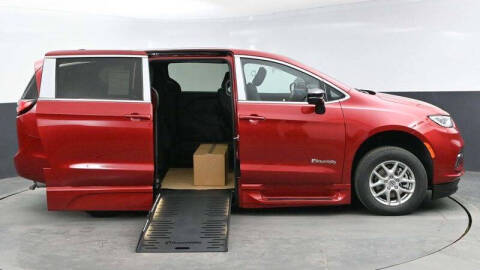 2025 Chrysler Pacifica Select