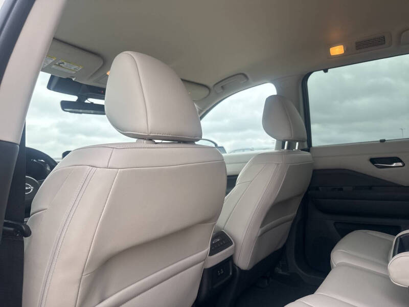 2024 Nissan Pathfinder SL