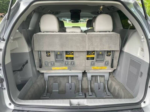 2013 Toyota Sienna XLE 7-Passenger Auto Access Seat