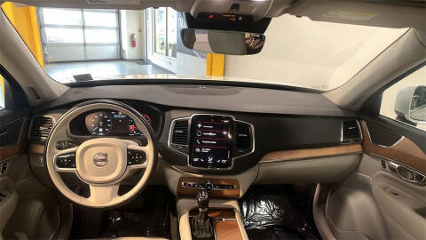2022 Volvo XC90 T6 Momentum 7-Passenger