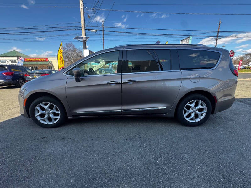 2017 Chrysler Pacifica Touring-L Plus