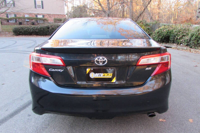 2014 Toyota Camry SE photo 4