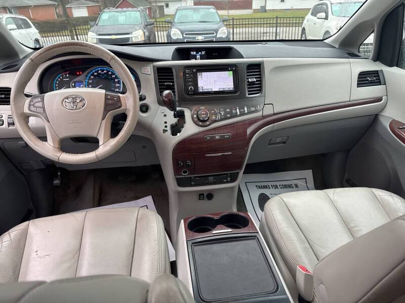 2012 Toyota Sienna XLE 7-Passenger Auto Access Seat