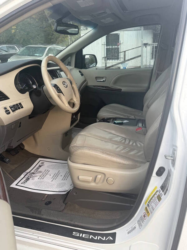 2013 Toyota Sienna XLE 8-Passenger