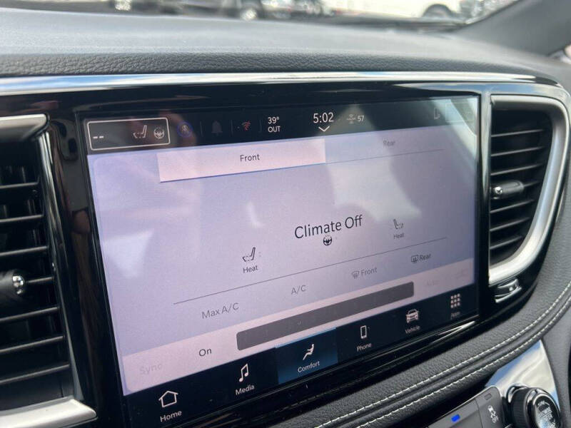 2026 Chrysler Pacifica Select