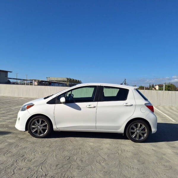 2012 Toyota Yaris 5-Door SE