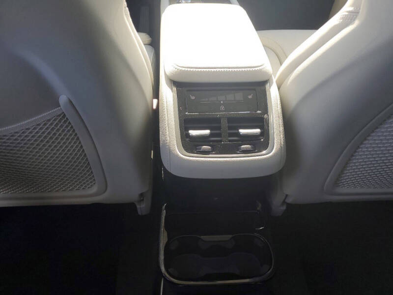 2025 Volvo XC90 B6 Ultra Bright Theme 6P