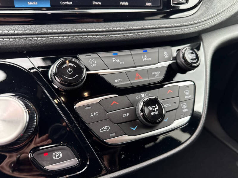 2027 Chrysler Pacifica Select