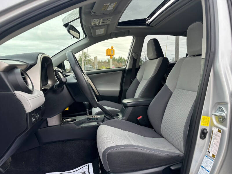 2014 Toyota RAV4 XLE photo 10