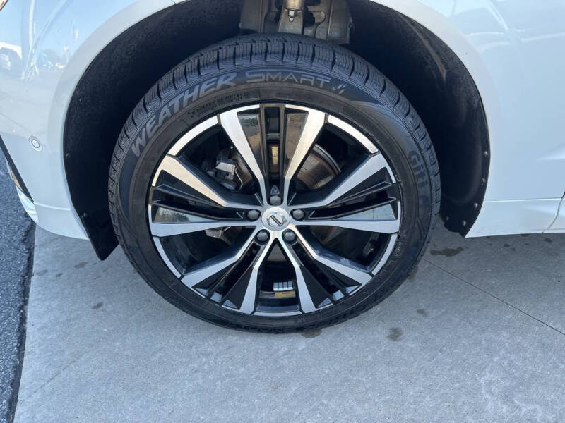 2023 Volvo XC60 B5 Plus Dark Theme