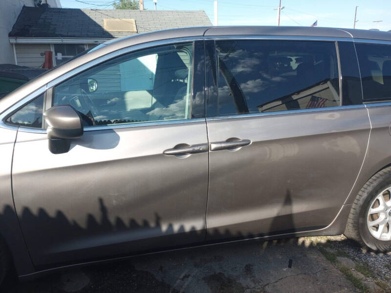 2017 Chrysler Pacifica LX photo 12