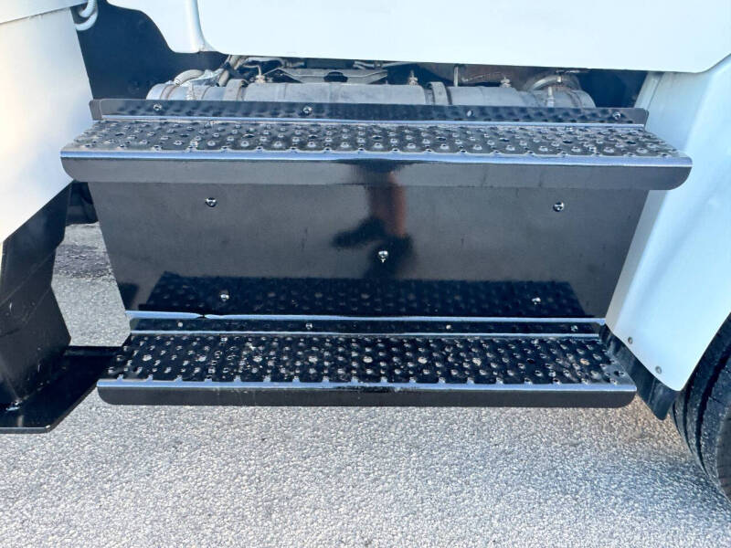 2016 Freightliner M2 106