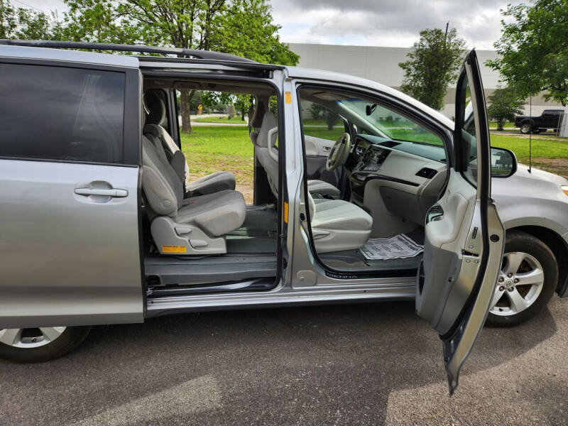 2013 Toyota Sienna L photo 33