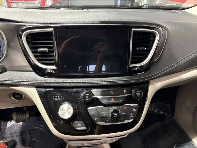 2024 Chrysler Pacifica Plug-In Hybrid Select