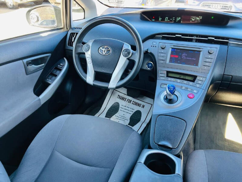 2013 Toyota Prius Two photo 20