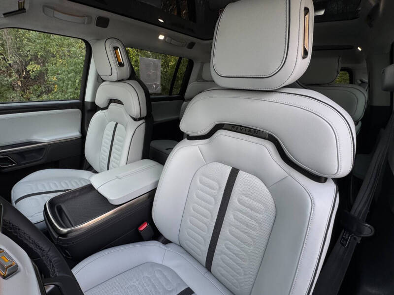 2023 Rivian R1S Adventure