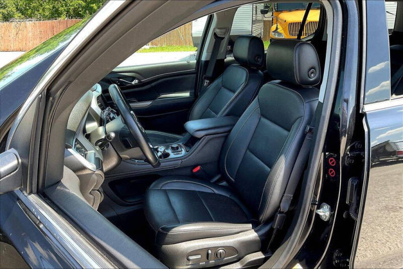 2023 GMC Acadia SLT