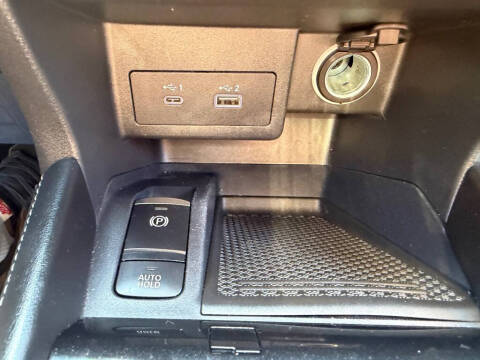 2022 Nissan Kicks SR