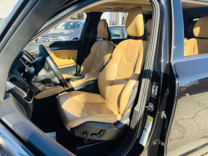 2016 Volvo XC90 T6 Momentum