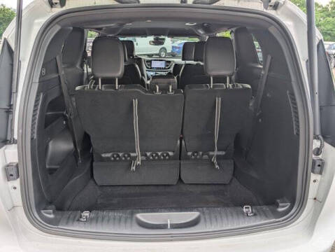 2025 Chrysler Pacifica Select
