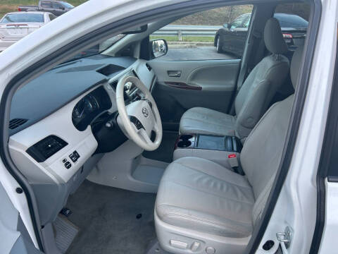 2014 Toyota Sienna XLE 8-Passenger