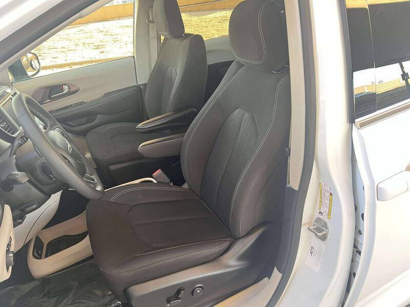 2024 Chrysler Voyager LX