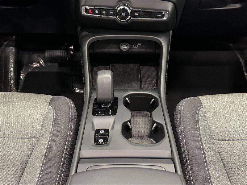 2025 Volvo XC40 B5 Core Bright Theme