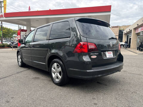 2011 Volkswagen Routan SE