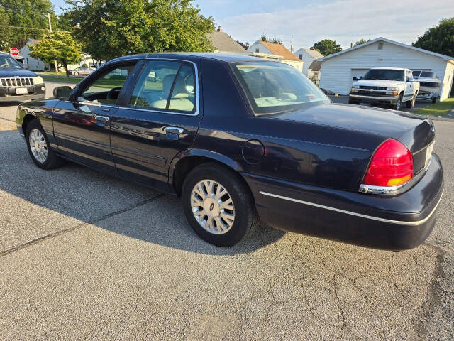 2003 Ford Crown Victoria for sale at QUEENSGATE AUTO SALES in York, PA