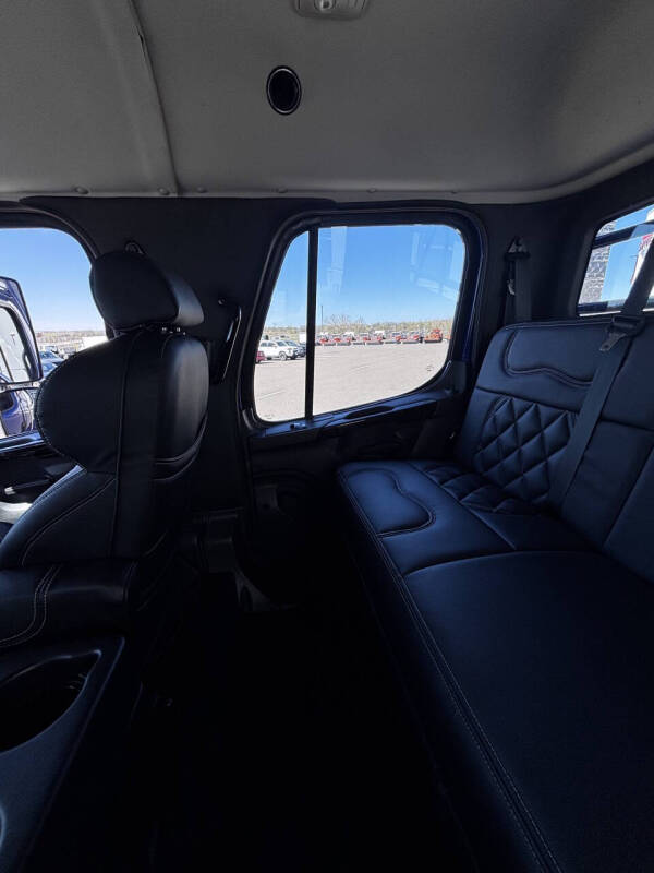 2025 Freightliner M2 106