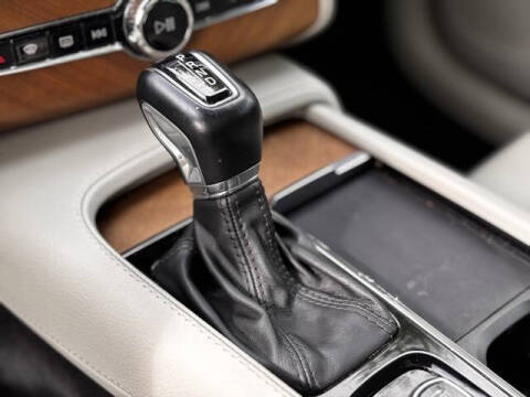 2021 Volvo XC90 T6 Momentum 7-Passenger