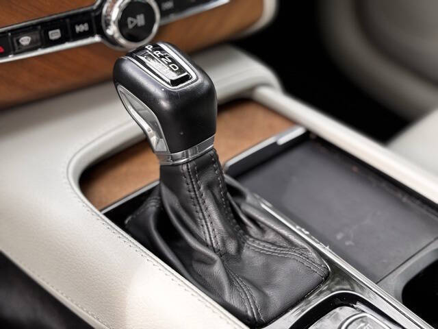 2021 Volvo XC90 T6 Momentum 7-Passenger