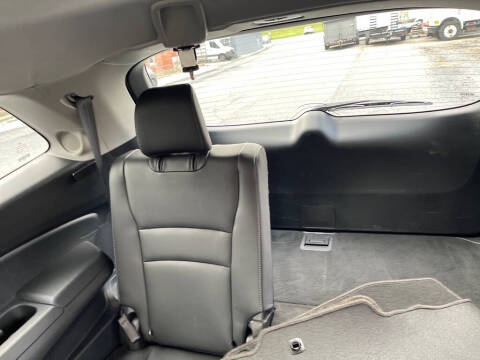 2022 Honda Pilot Touring w/Rear Captain's Chairs