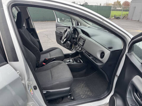 2016 Toyota Yaris 5-Door LE