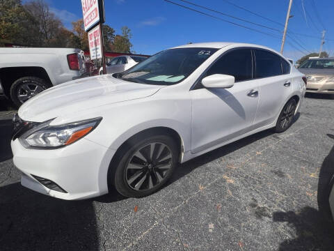 2018 Nissan Altima for sale at LAKE CITY AUTO SALES in Forest Park GA